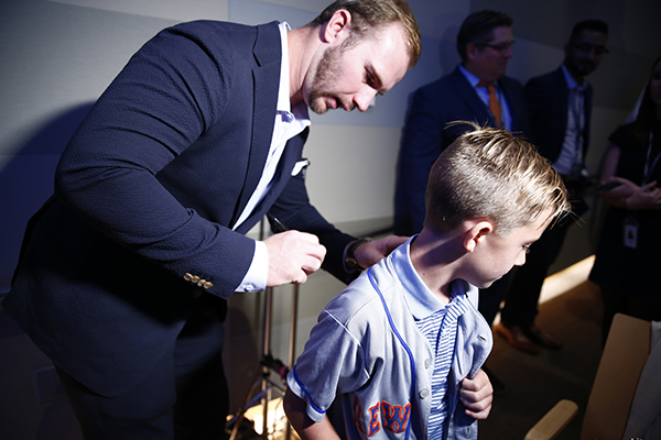 Pete Alonso signs a fan's jersey